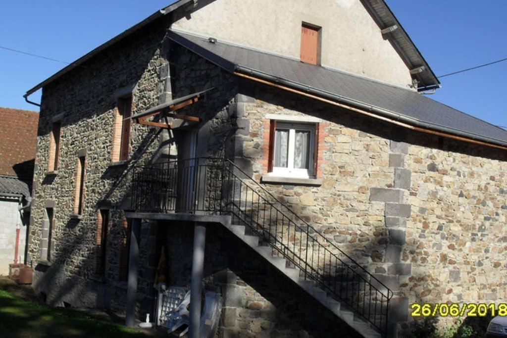 Gite A La Ferme Pres Vulcania-Gr89 La Goutelle Exteriér fotografie